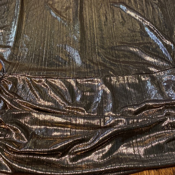 NWOT Venus SM Bronze Metallic Cold Shoulder Banded Bottom Short Sleeve Tunic - Picture 8 of 9
